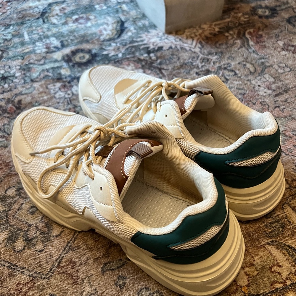 Like New Women’s Fashion Sneakers